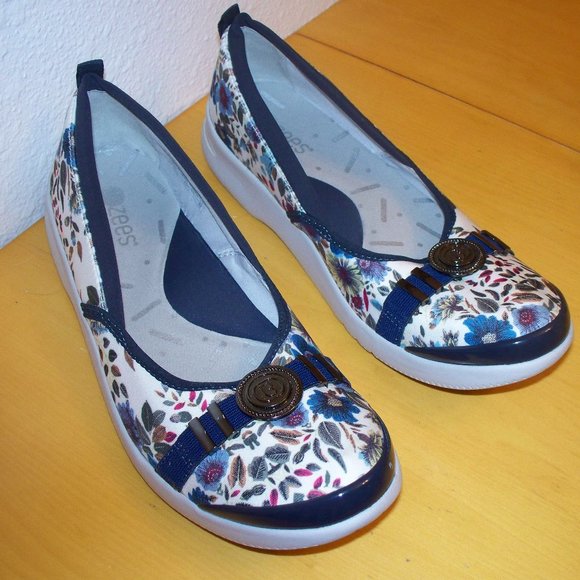 Zee Floral Flats - Picture 2 of 3